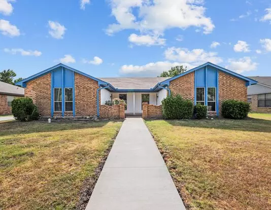 934 Cottonwood Apartment for rent in Benbrook, TX