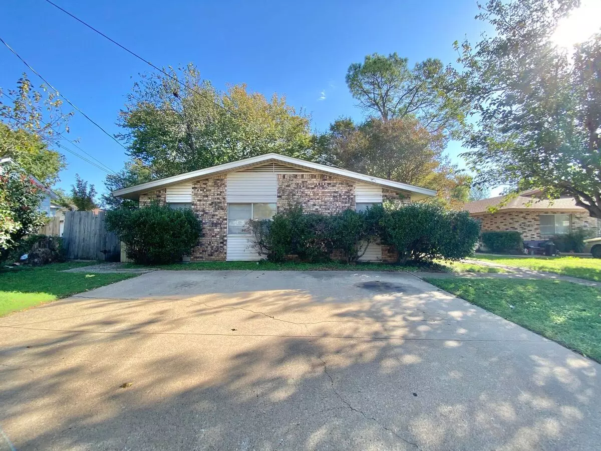 703 N Oak #a House for rent in Arlington, TX