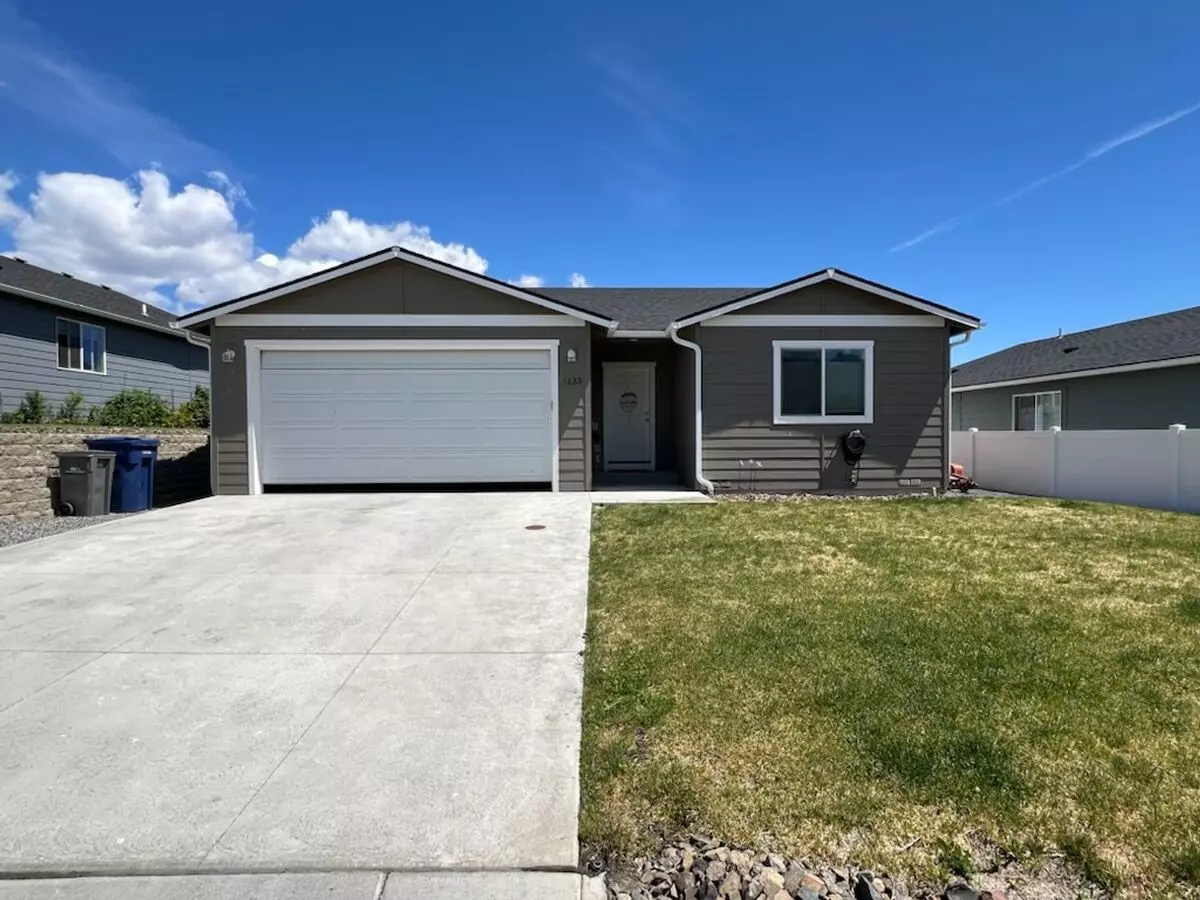 3 Bed/2 Bath Rambler Style Home! Double Garage, Fenced Back Yard & A/c! House for rent in East Wenatchee, WA