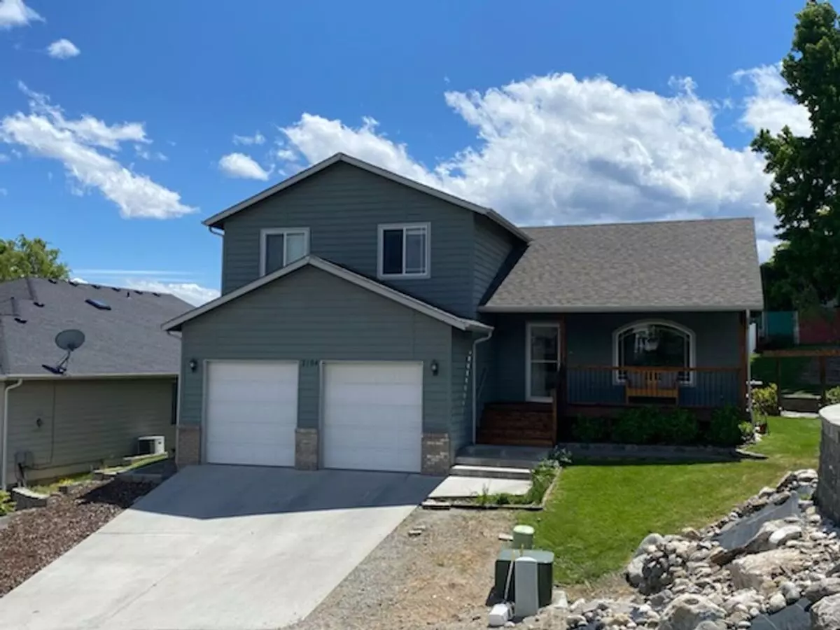 Sunny And Spacious 3 Bed, 2.5 Bath House With Living And Family Room, With Huge Back Yard! House for rent in Wenatchee, WA