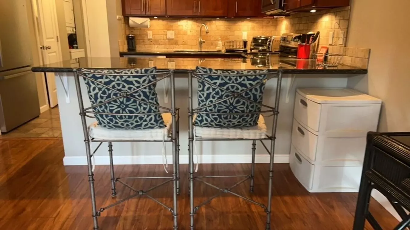 Updated 1bd/1ba Condo W/ Pool, Ac & Parking – Available 6/1 Apartment for rent in Lahaina, HI