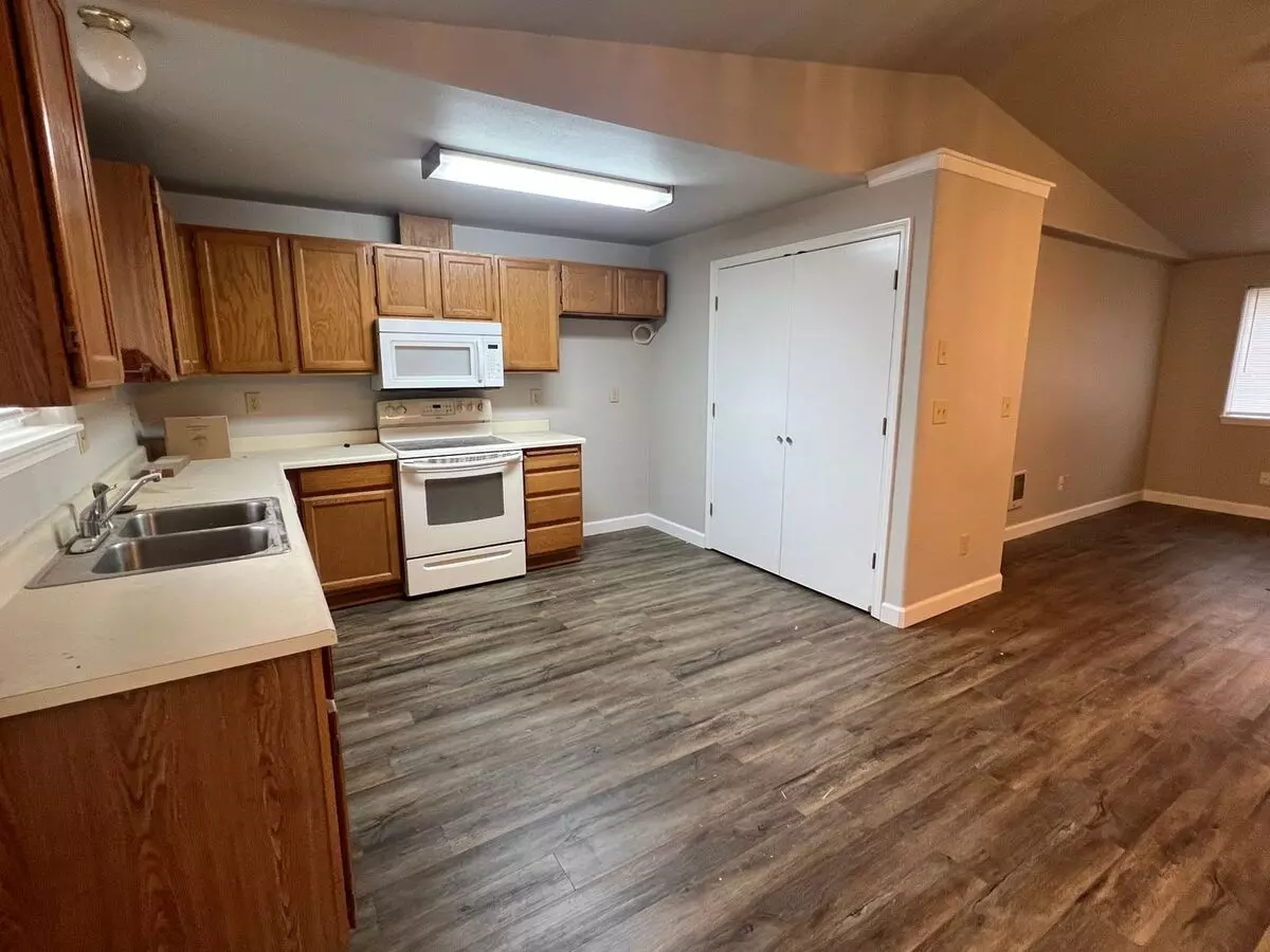 Single Level Home In Redmond! House for rent in Redmond, OR