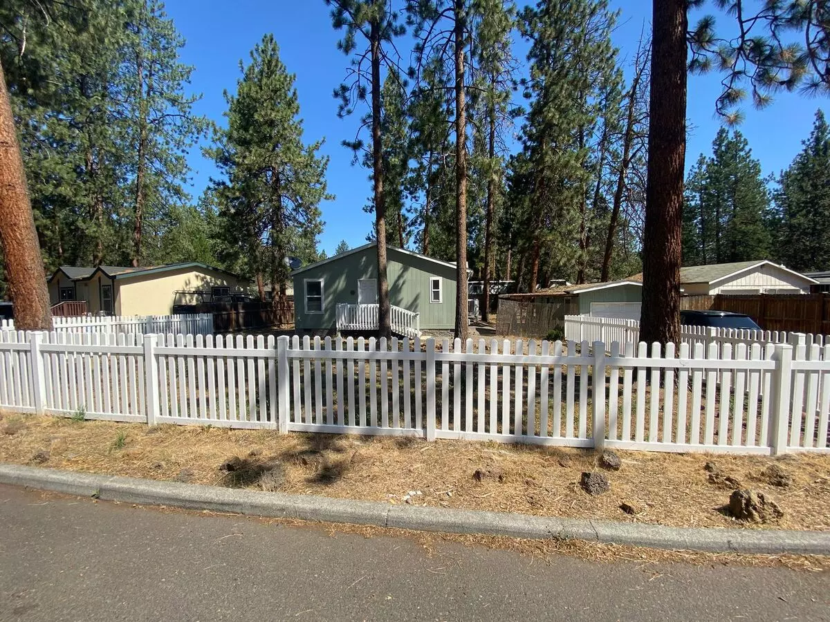 Cute And Cozy Home In Sw Bend, Large, Fully Fenced Yard! House for rent in Bend, OR