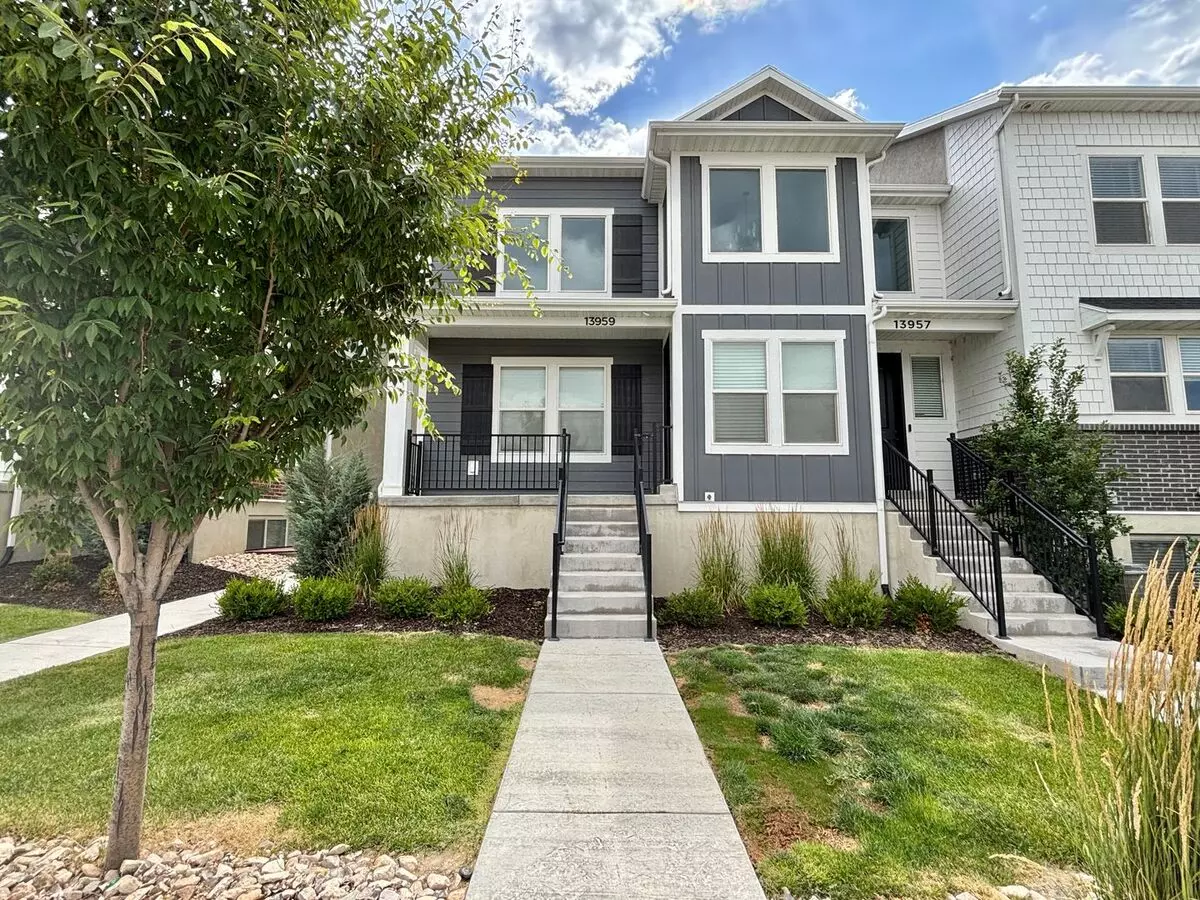 Gorgeous Poolside Corner Townhome At Mountain Ridge! House for rent in Herriman, UT