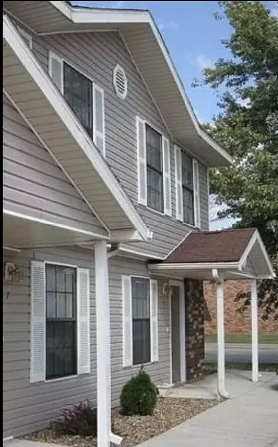2 Bedroom 1.5 Bath Home In A Great Location! Available Now! House for rent in Springfield, MO