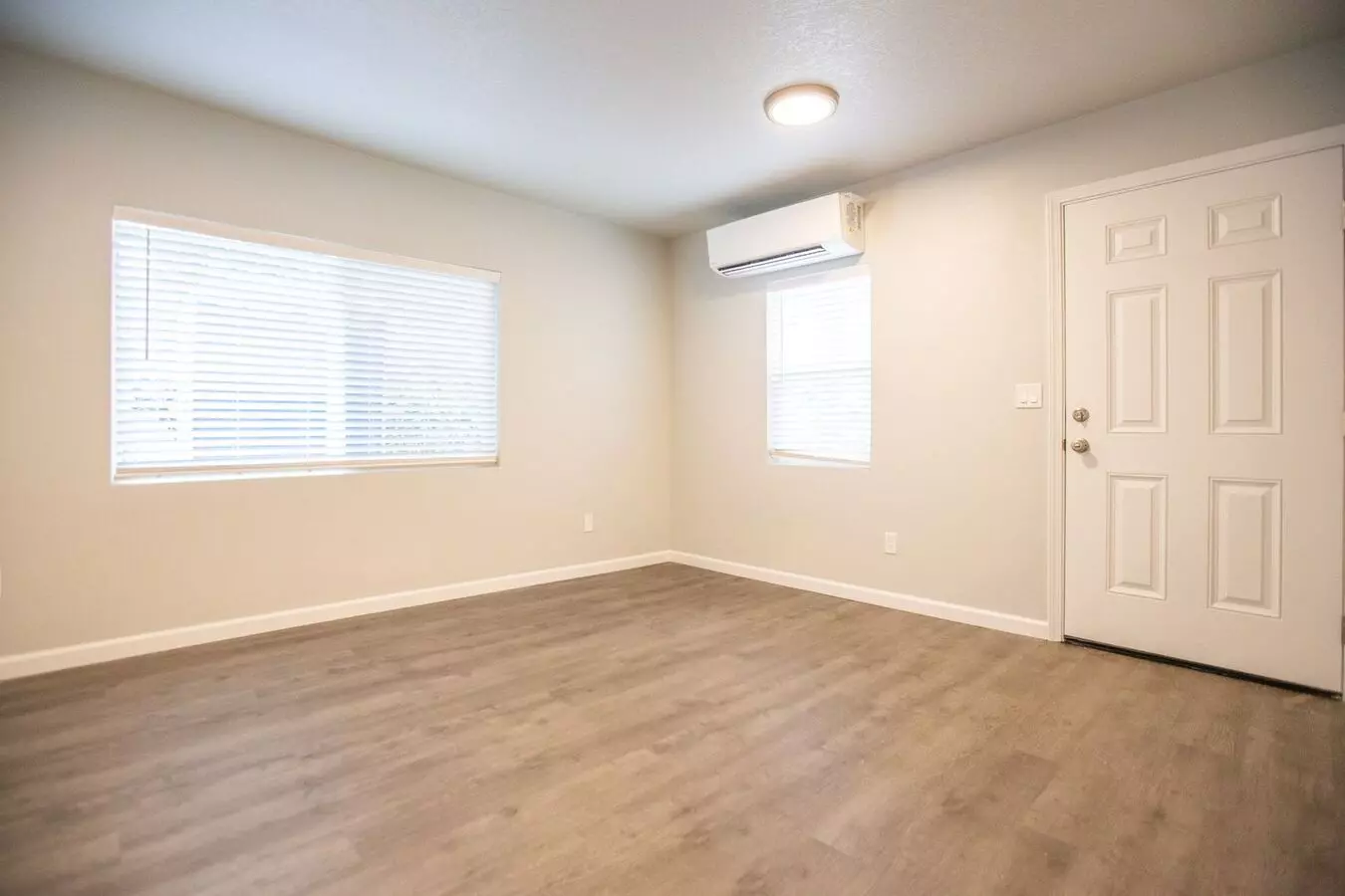 Broadway 4 PLEX Apartment for rent in Woodburn, OR