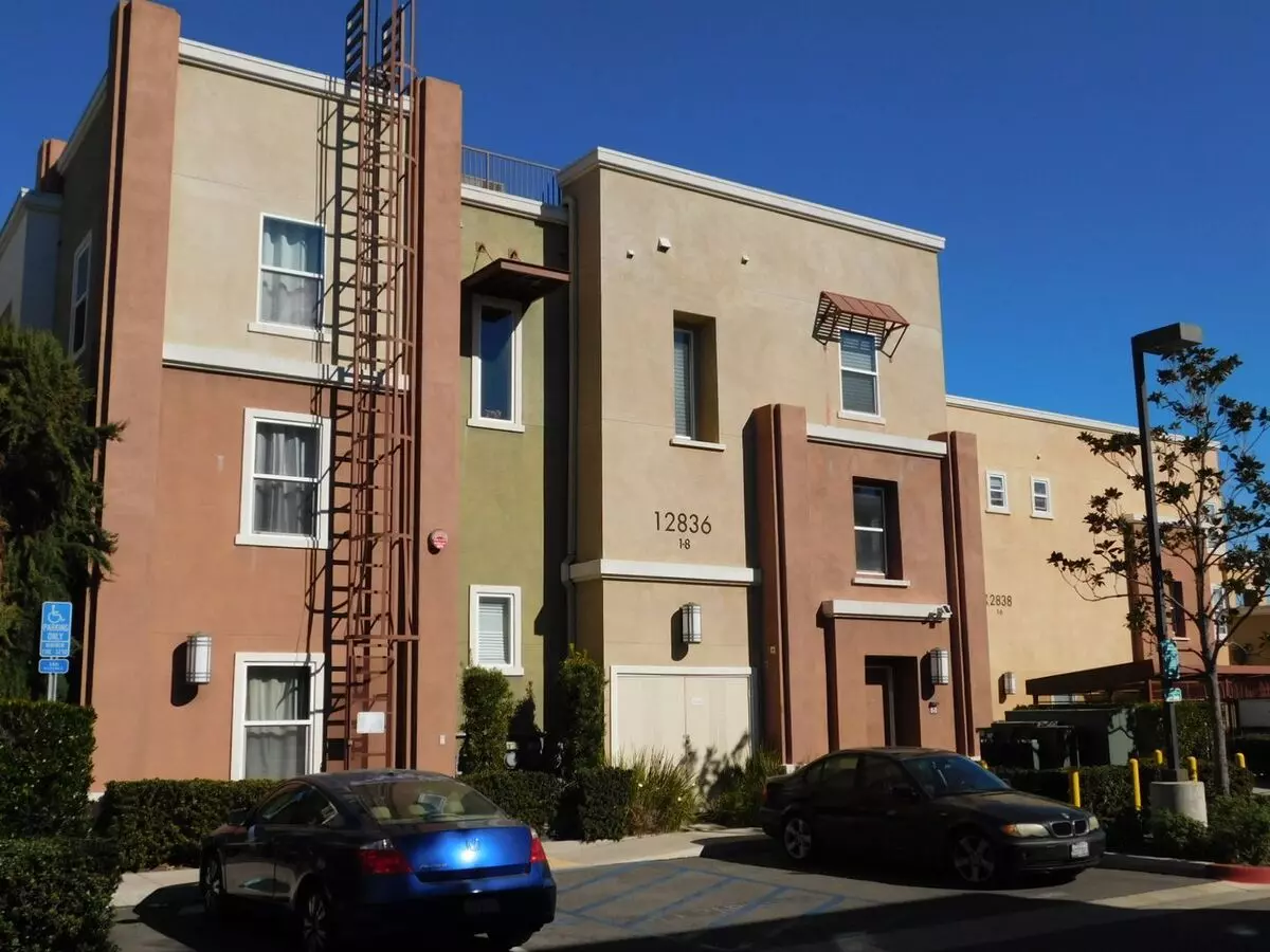 Beautiful Tri Level 2 Bed 2.5 Bath Single Family Home House for rent in Garden Grove, CA