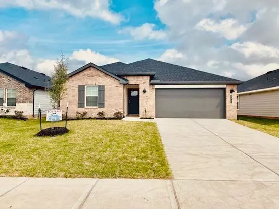 Grand Entry W/high Ceilings! Gorgeous Light Rev Wood Floors Throughout! Huge Family Area W/wall Of Windows Looking Out To Your Patio! Family Area Flows Into The Gourmet Kitchen & Casual Dining! Gourmet Kitchen W/beautiful Tall Shaker Cabinets, Whirlpool Apartment for rent in Fulshear, TX