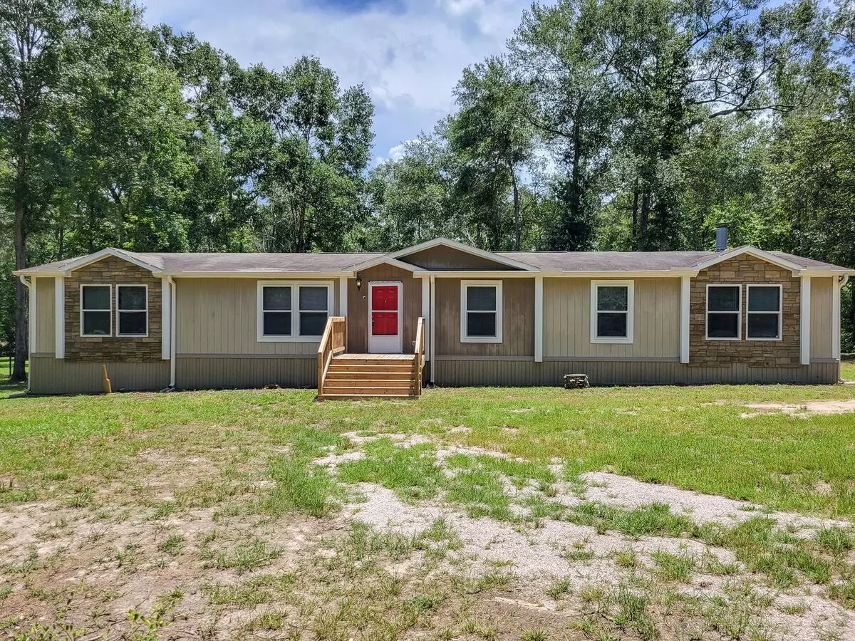 Cozy And Adorable Home 4 Bedroom 2 Bath Home On Over 1 Acre Near Mcrae Lake! Relax On The Covered Deck In The Evenings On The Deck In The Backyard. This Home Is Perfect For The Outdoorsy Type That Appreciates Country Living! Also Comes With A Generac Gene House for rent in Conroe, TX