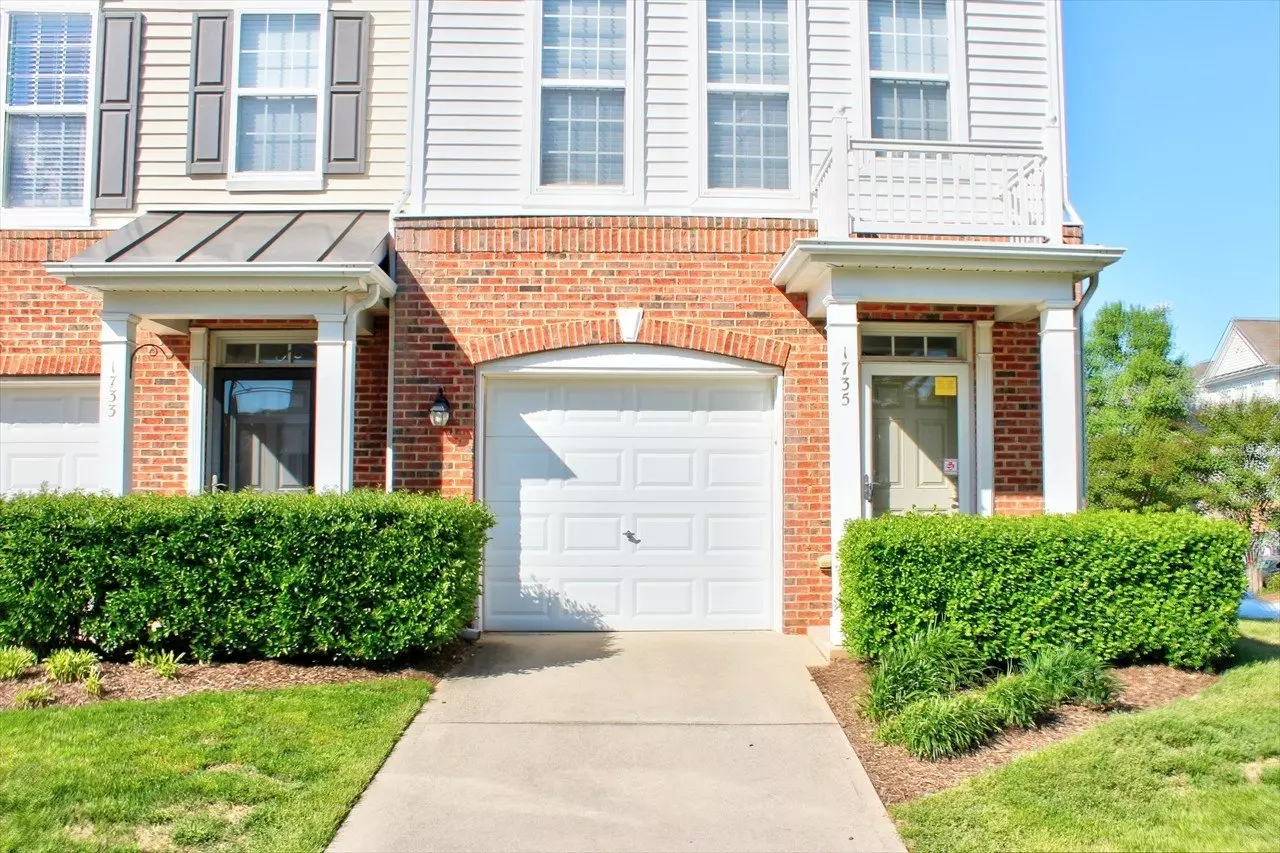 Great End Unit Townhome- Located In Mid-town Raleigh- Available August 15th! House for rent in Raleigh, NC
