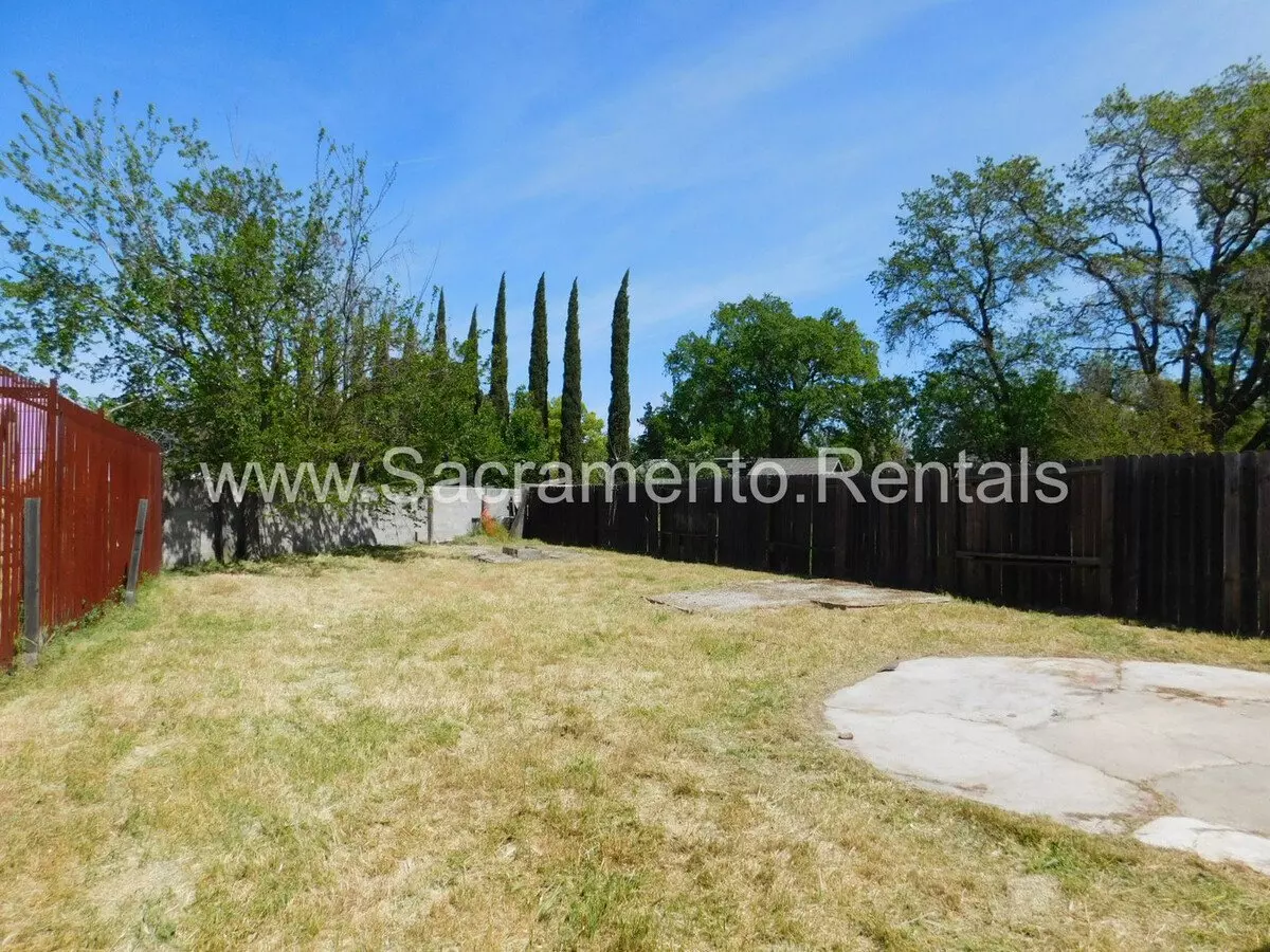2 of 4 Spacious 2bd/1ba Duplex With Garage Near American River College House for rent in Sacramento, CA