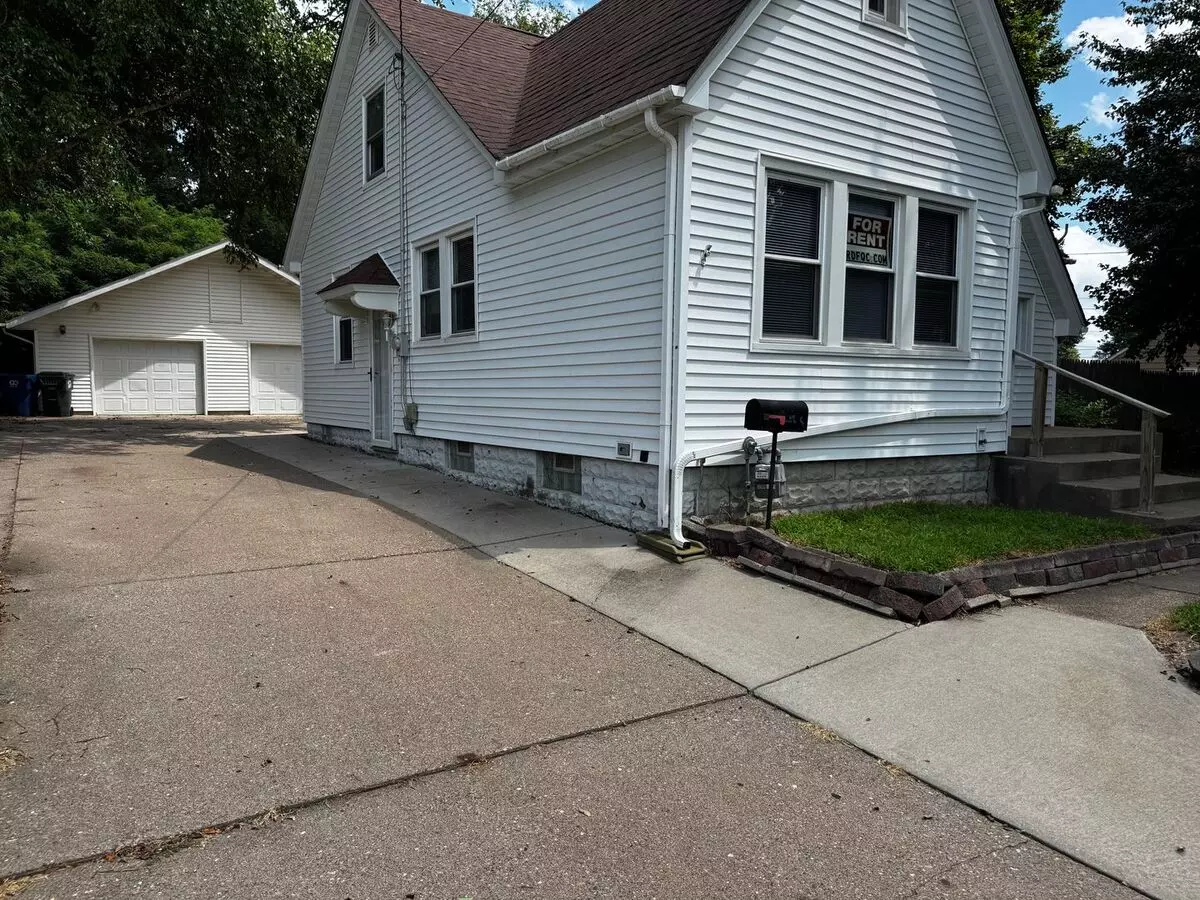 3 Bedroom, 2 Bath House With 2 Car Detached Garage House for rent in Davenport, IA