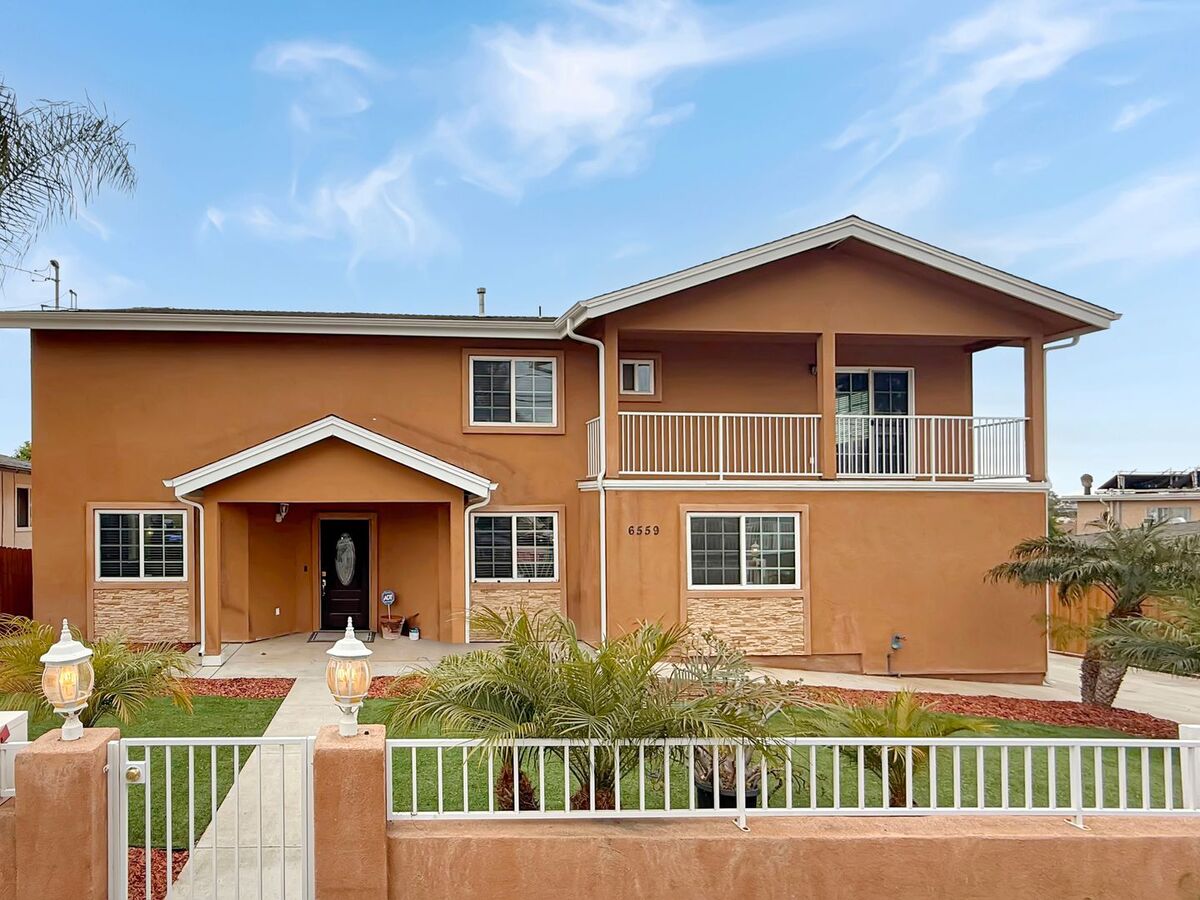 Photo inspiration: Spacious Penthouse Rentals In San Diego With Backyard Showers Reference: Spacious 7Br 45Ba Home With Expansive Backyard Apartments San Diego