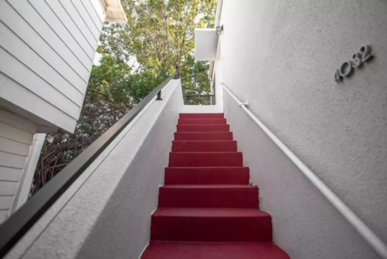 Beautiful 1B Upstairs Furnished Apt In Mission Hills W/ Private Balcony & Washer/dryer On Site! Apartment for rent in San Diego, CA
