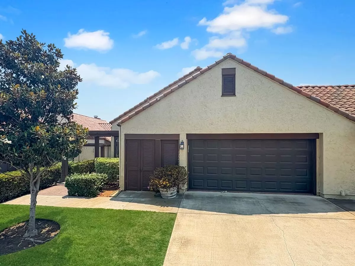 Gorgeous 2B Townhouse W/ Golf Course Views, A/c & Garage! House for rent in San Diego, CA