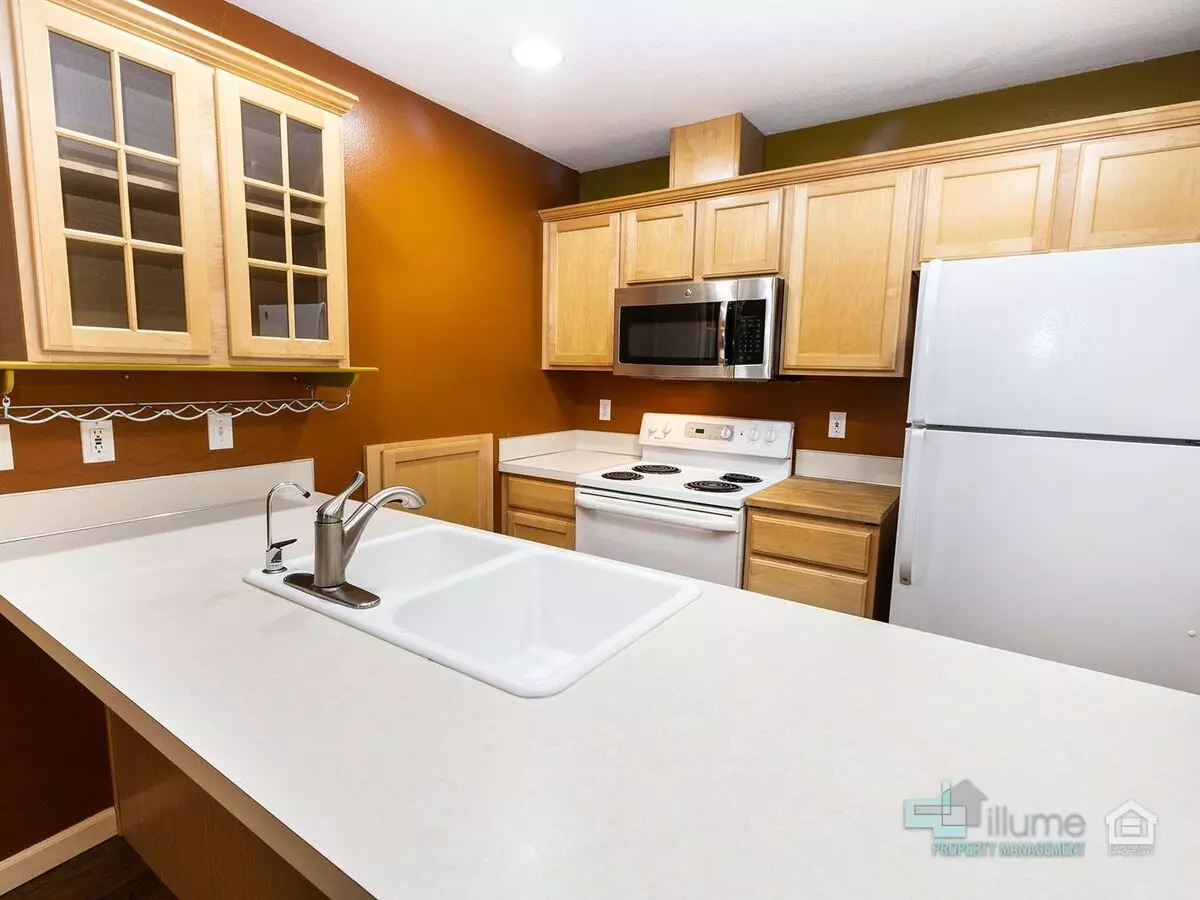 Bright & Spacious 2-bedroom End Unit Townhome In Desirable Woodstock Neighborhood! Summer Special! House for rent in Portland, OR