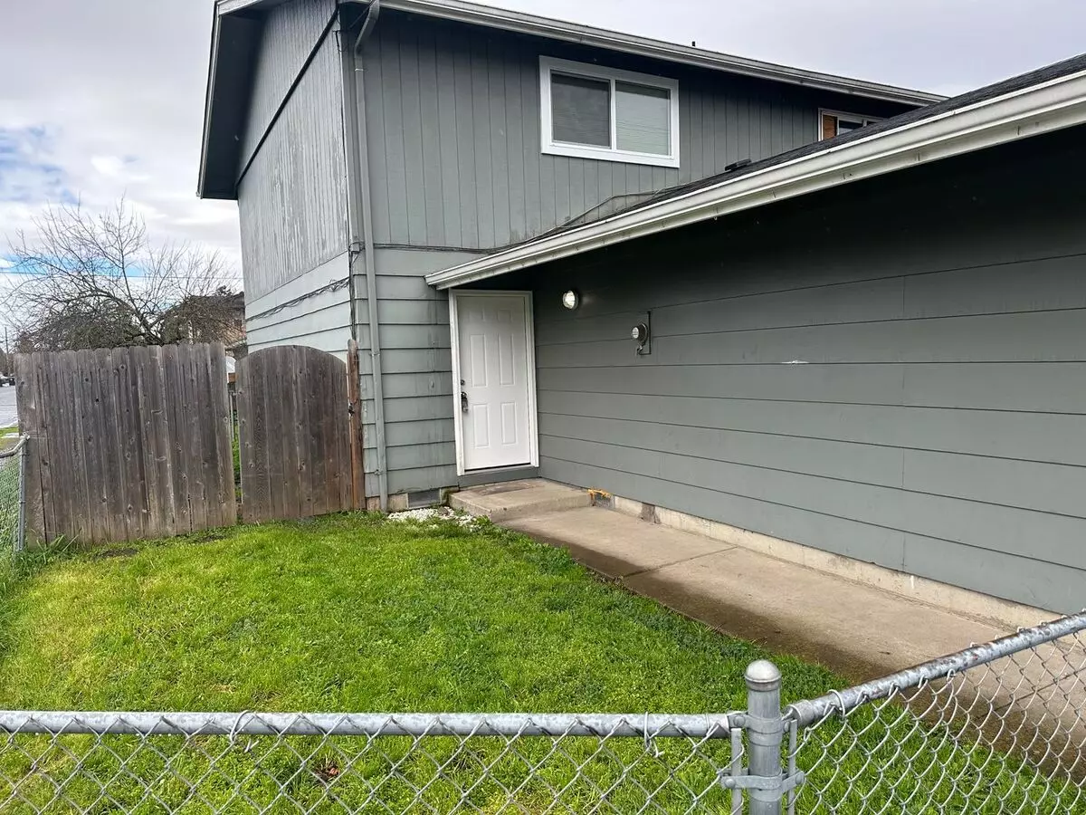 Updated 2 Bedroom, 1 Bath With Garage! House for rent in Springfield, OR