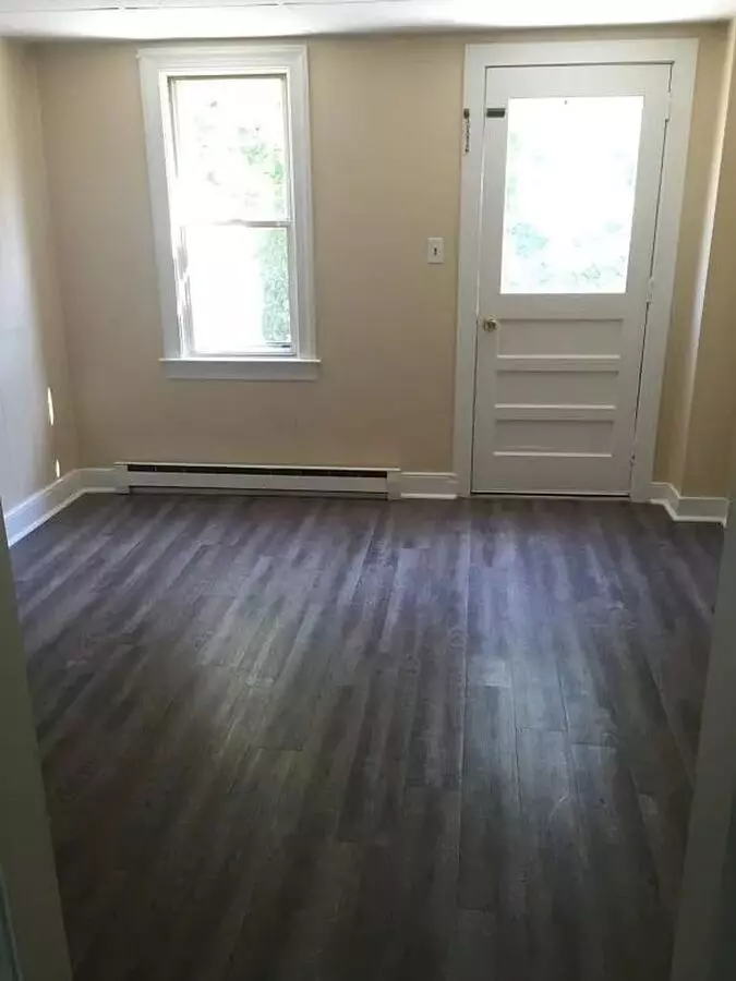 119 W Chapel Ave - 119 1/2 W Chapel Ave House for rent in Carlisle, PA