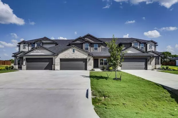 Edgewood Estates Now Pre-leasing! Luxurious Triplex Located On 1-acre Lot In Midlothian, Tx! Apartment for rent in Midlothian, TX