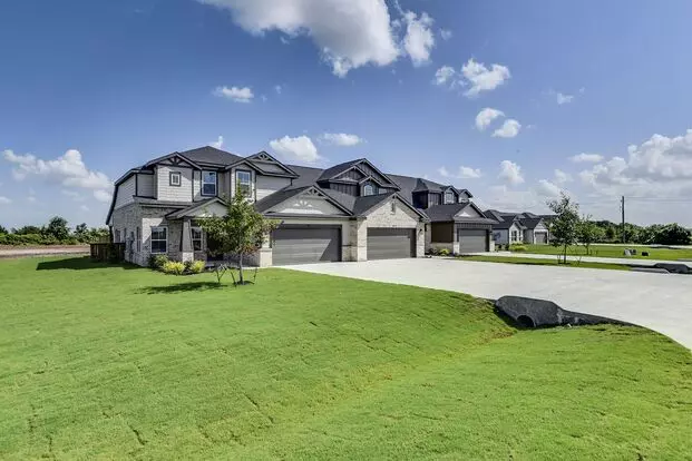 Edgewood Estates Now Pre-leasing! Luxurious Triplex Located On 1-acre Lot In Midlothian, Tx! Apartment for rent in Midlothian, TX