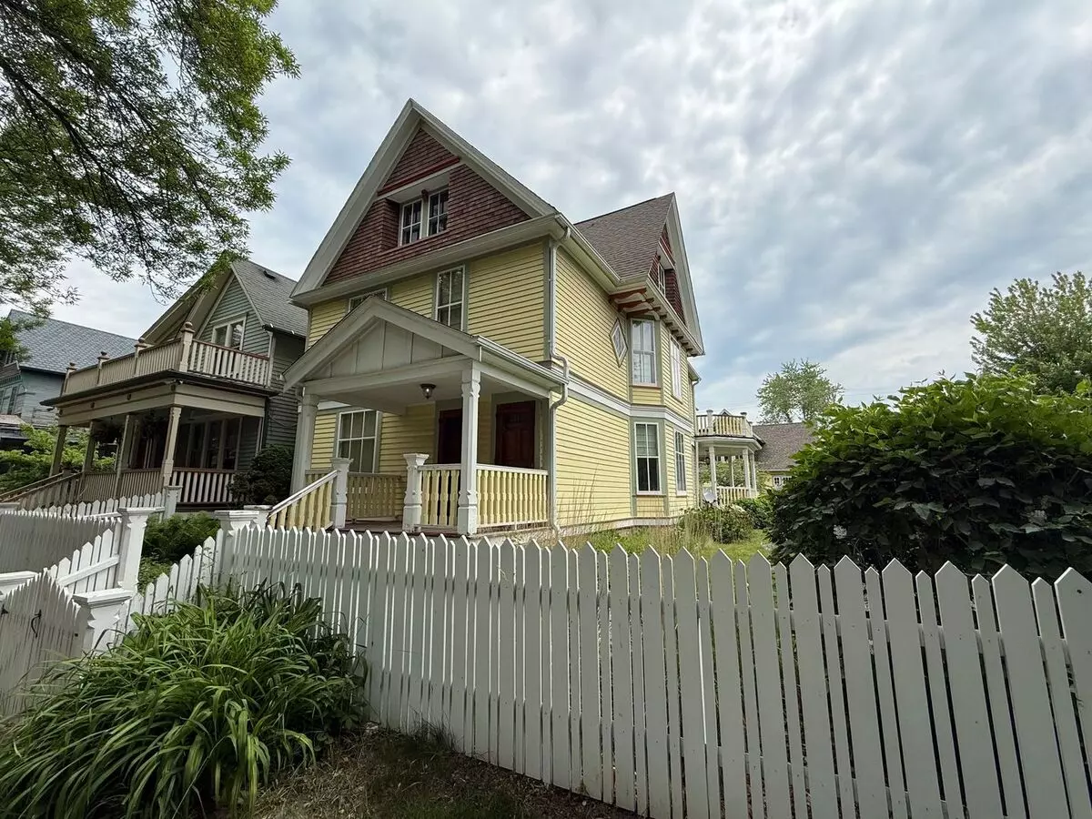 Rare Find In Brewer’s Hill – Bright, Character-filled 3br Upper + $500 Move-in Credit! House for rent in Milwaukee, WI
