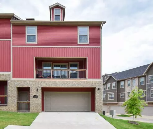 First Month Rent Free With 12 Month Lease Fully Furnished Condo!! 3 Bedroom 2.5 Bath Minutes From The U Of A!!!! Apartment for rent in Fayetteville, AR
