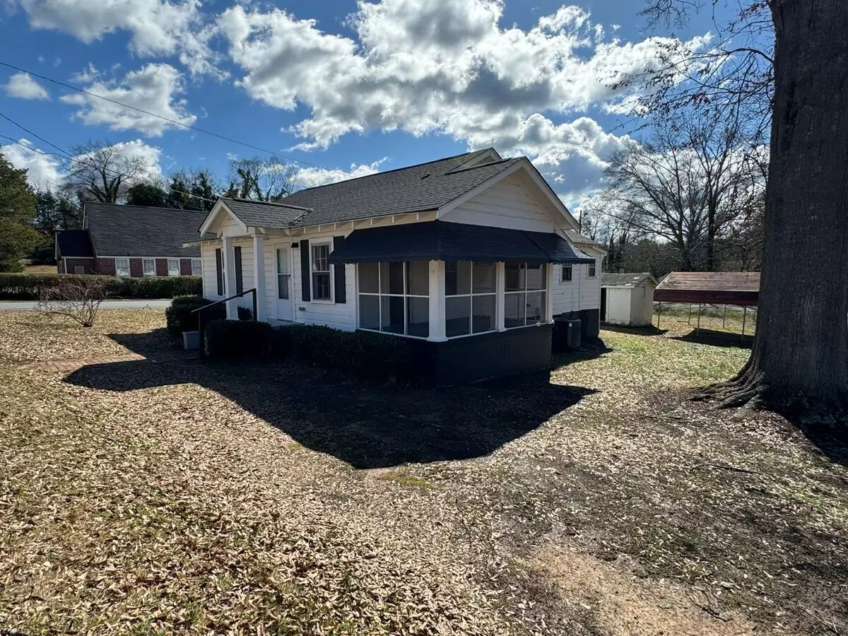 2 Bedrooms, 1 Bathroom With A Bonus Room - Home In East Rome! House for rent in Rome, GA