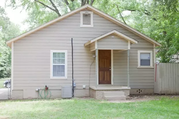 Charming 2-bedroom Home With Spacious Backyard! Apartment for rent in Tyler, TX
