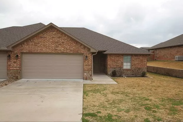 Beautiful 3 Bedroom 2 Bathroom Townhouse In South Tyler! Apartment for rent in Tyler, TX