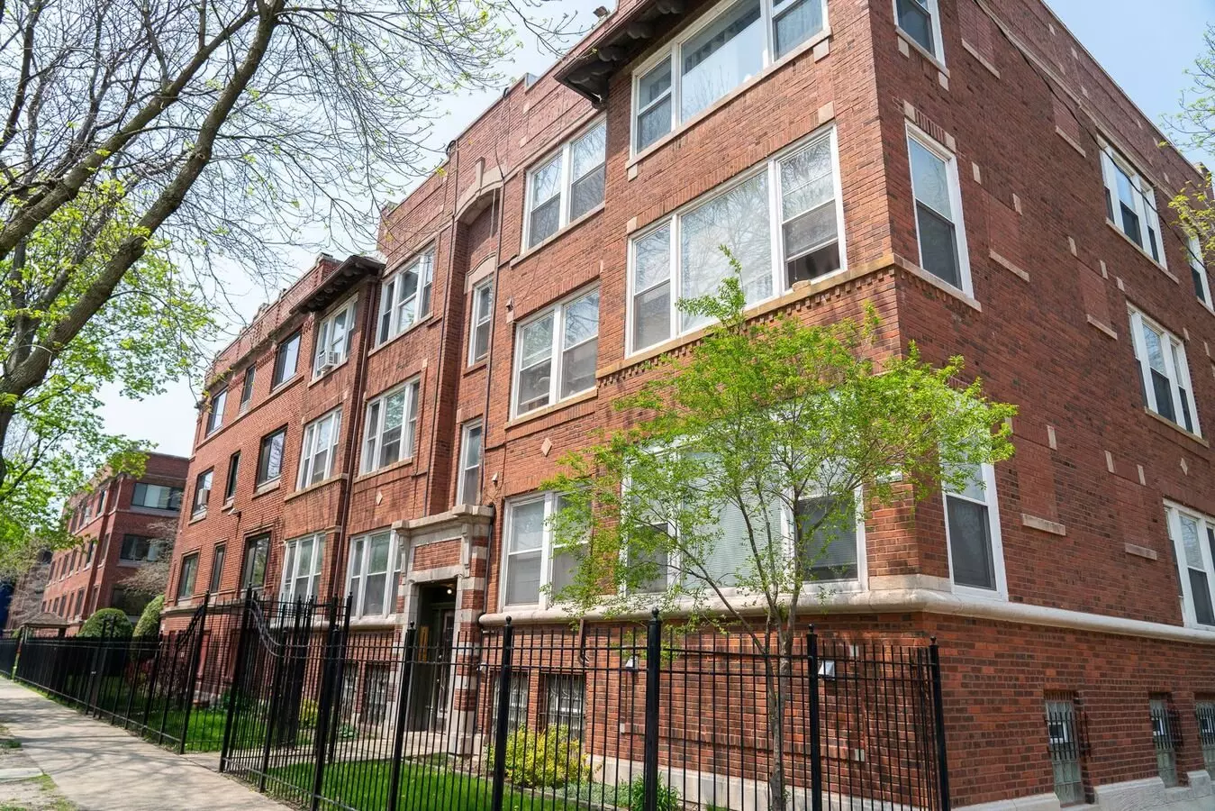 Uptown - 3 Bed / 2 Bath, English Garden - In-unit Laundry Apartment for rent in Chicago, IL