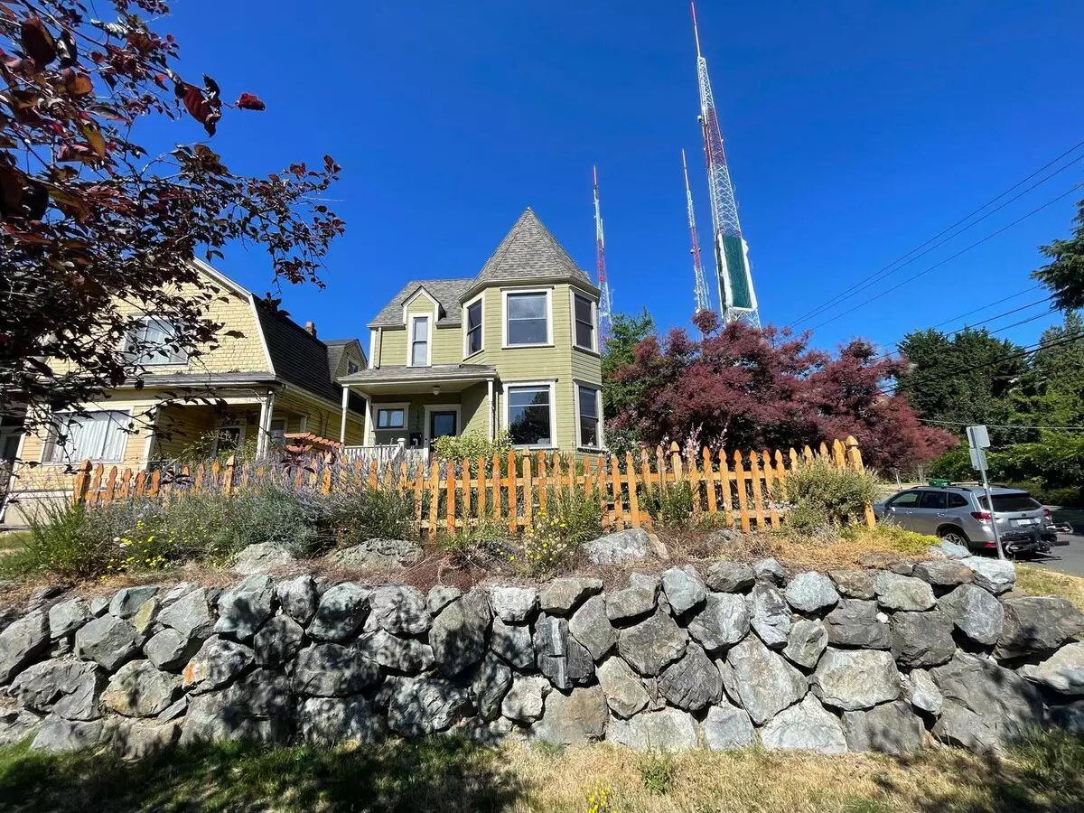 Charming 2 Bed / 1.5 Bath Victorian With Garage – Central District Location House for rent in Seattle, WA