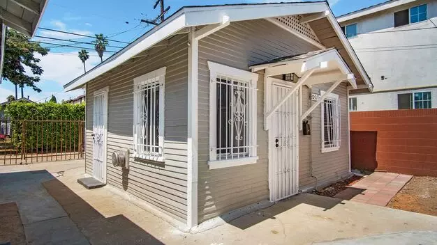 Lemon Avenue Triplex Apartment for rent in Long Beach, CA