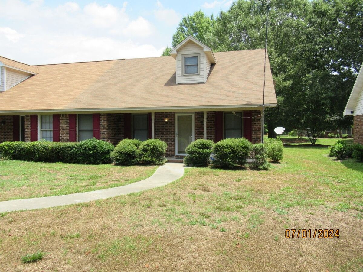 Tudor Place 3 Bedroom, 2 Bath Duplex Apartments Sumter, SC