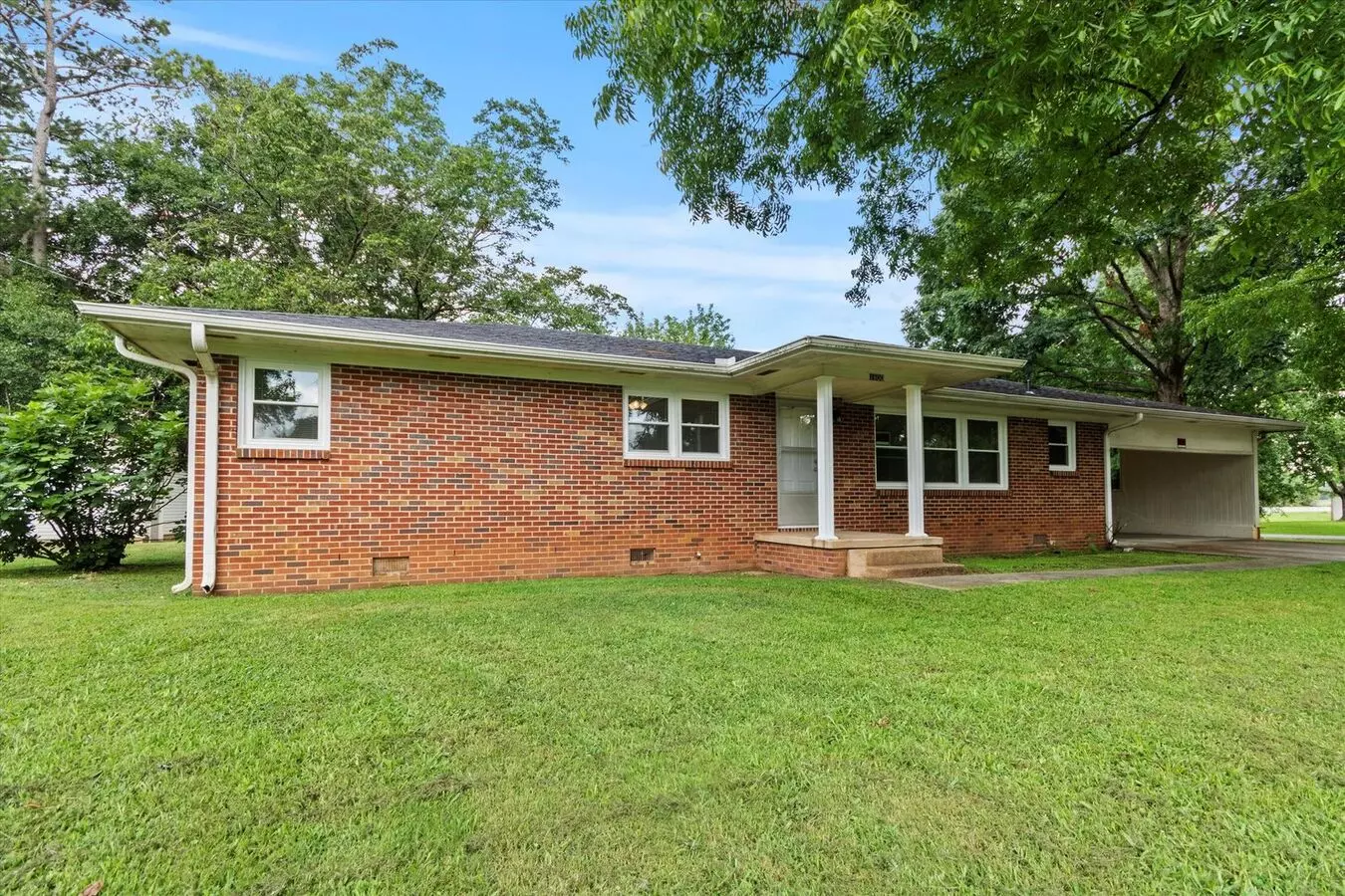 Location In The Middle Of It All! Sparkling Clean! Lawncare Inlcuded! House for rent in Athens, AL