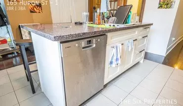 3 of 22 165 Huron St Apartment for rent in Toronto, ON