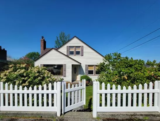 Gorgeous 3 Bedroom Home In Manette - Close To Psns, Ferries, Schools And Dining Apartment for rent in Bremerton, WA