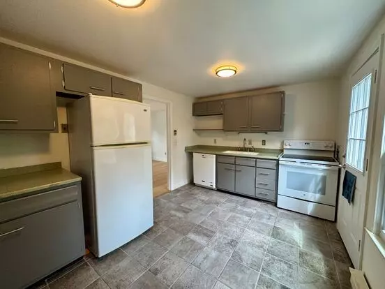 South Portland 2bd/1ba With Off Street Parking Included!! Available 7/26!! Apartment for rent in South Portland, ME