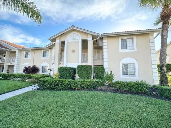 ** Emerald Lakes ** 2 Bed / 2 Bath Condo - Lake View - Central Naples - Annual Rental Apartment for rent in Naples, FL