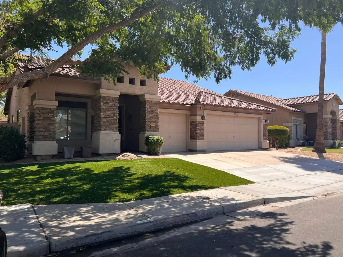 Live In Comfort And Style In The Prestigious Ocotillo Community! House for rent in Chandler, AZ