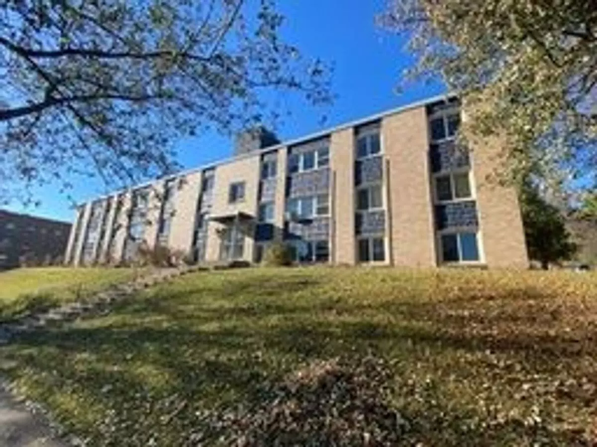 Available Now! - 2 Bed, 1 Bath Apt - $250 Rent Credit Off Firsts Months Rent! Apartment for rent in Duluth, MN