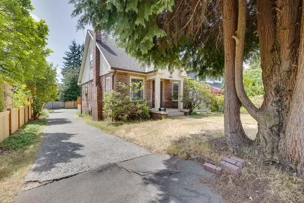 Adorable Wedgewood 4 Bedroom Available Now! Apartment for rent in Seattle, WA