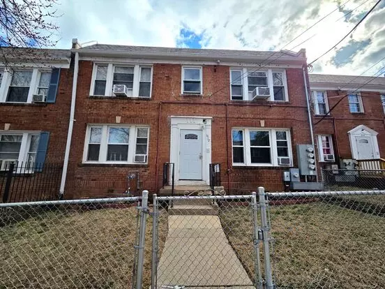 Newly Renovated 1 Br + Den/1 Ba Apartment In Fairlawn! Apartment for rent in Washington, DC