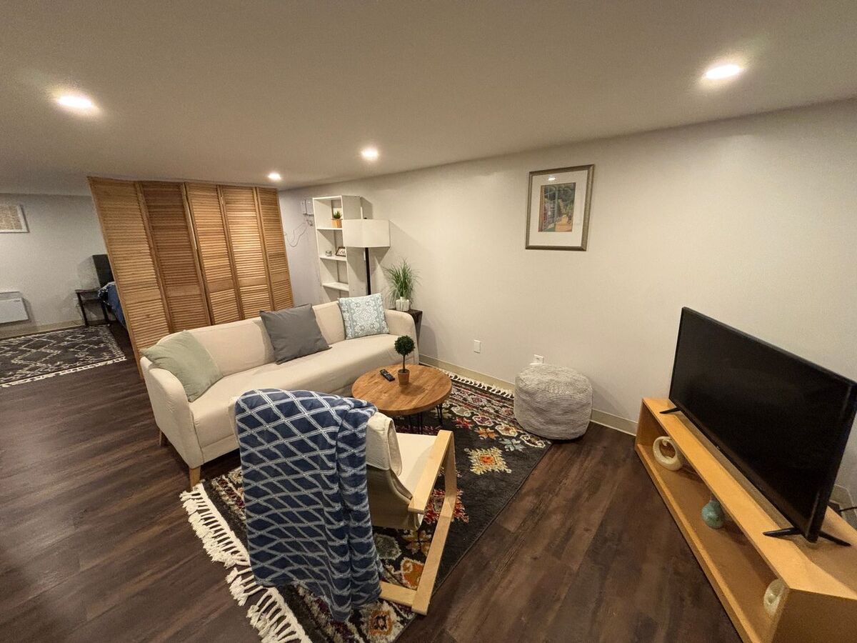 Spacious Ground Floor Unit Apartments Seattle, WA | Rentable