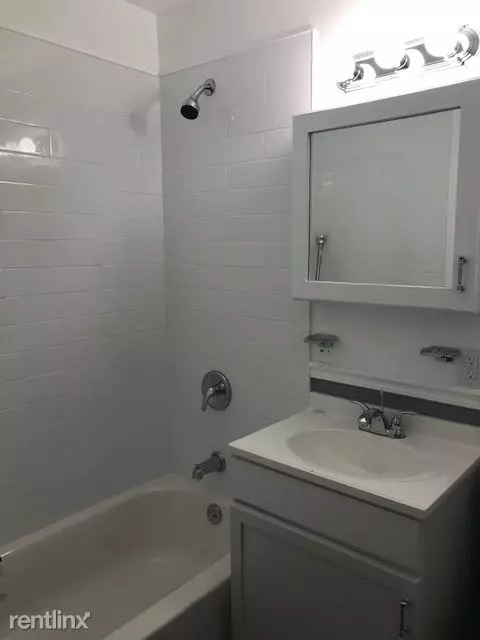 Lovely 2 Bedroom Apartment Top Floor Garden Complex - Laundry- H/HW/Gas -/ Located in Yonkers Apartment for rent in Yonkers, NY