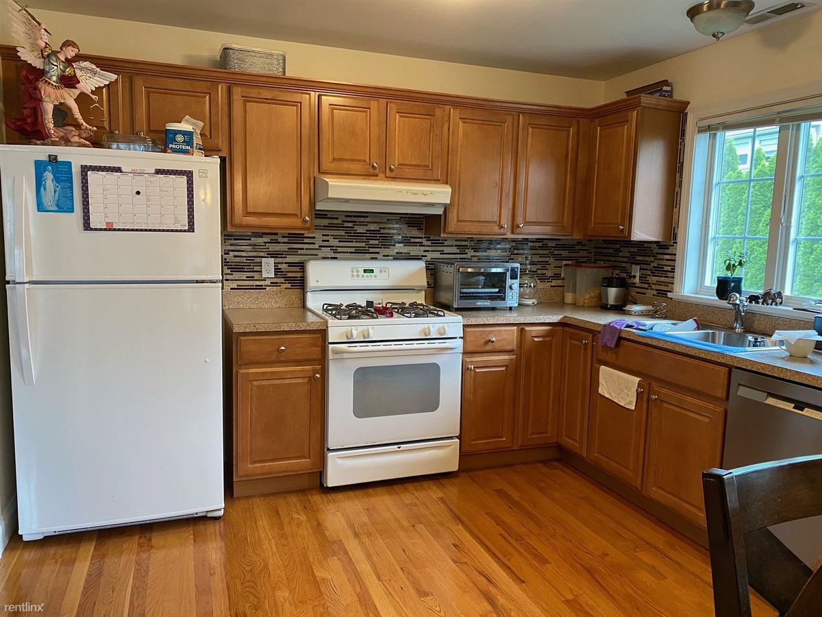 Beautiful 2 Bedroom on 2nd Floor of 2 Family... Apartments West