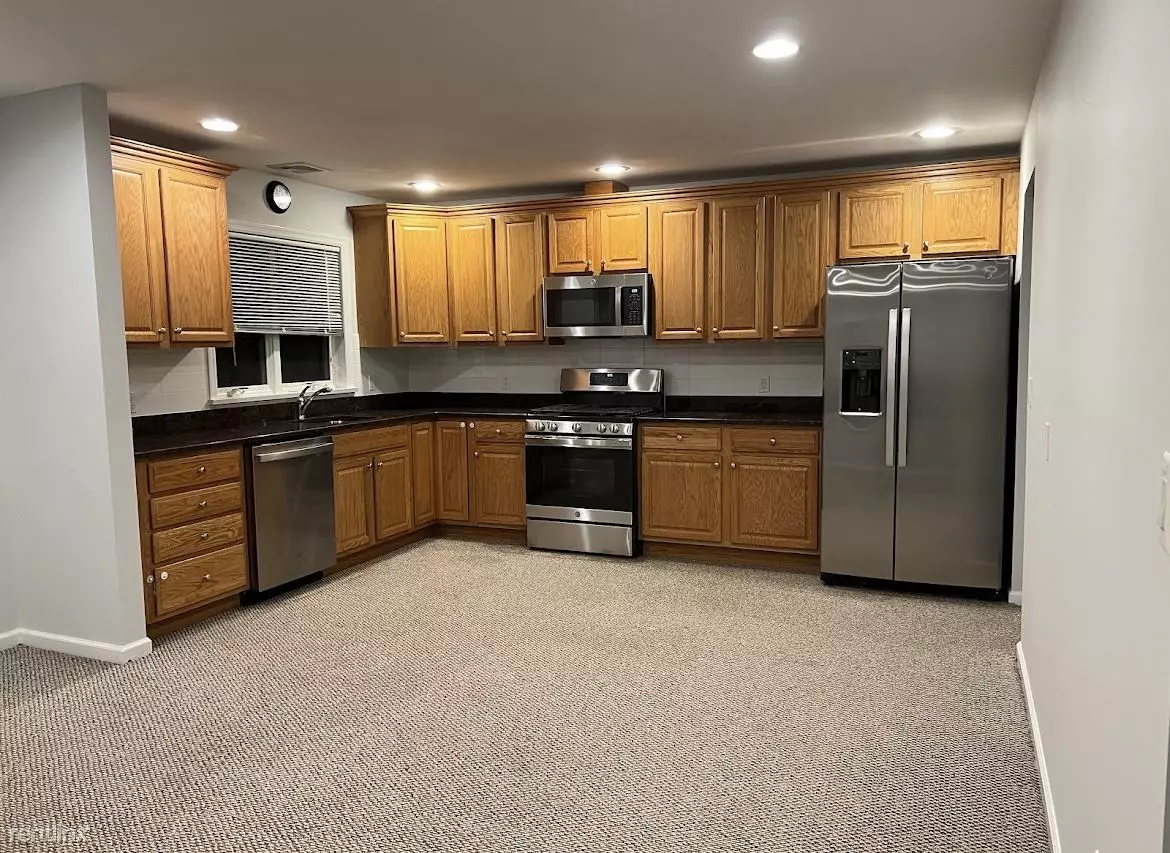 3 Bedroom, 2 Bathroom Apartment on 2nd Floor of Private Home PARKING/LAUNDRY- Eastchester Apartment for rent in Tuckahoe, NY