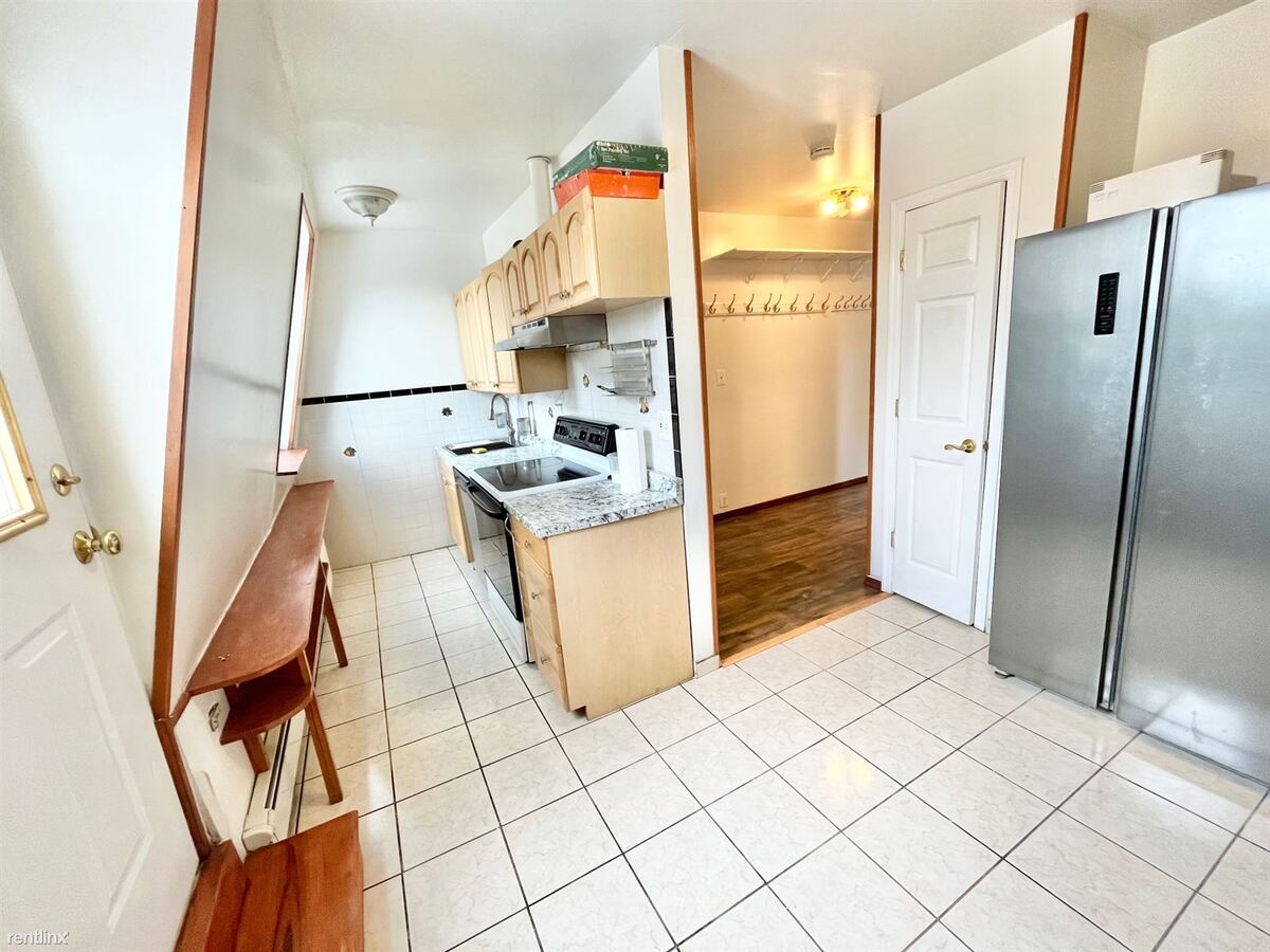 3 Bedroom, 15 Bathrooms On 3rd Floor of Private... Apartments