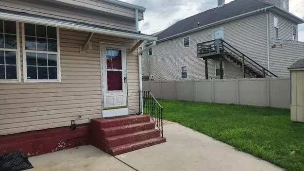 Corner 1st And 2nd Flr. Unit With Central Air, Washer/dryer And Large Back Yard! Apartment for rent in Linwood, PA