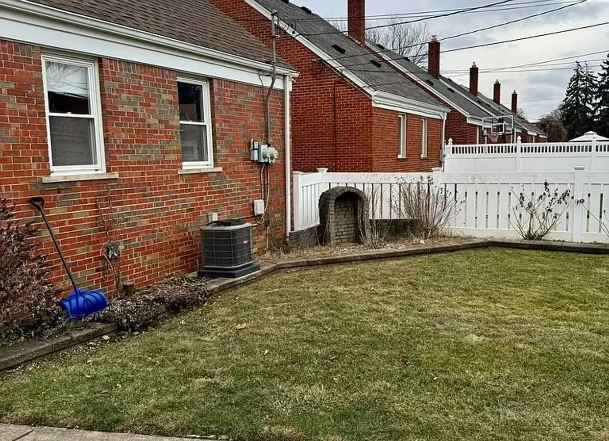 15587 Hanfor Ave House for rent in Allen Park, MI