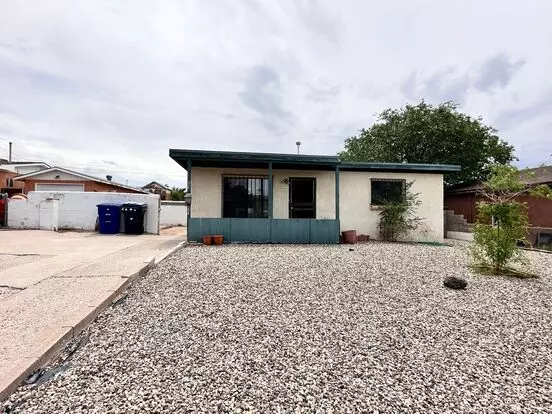 3 Bedroom 2 Bathroom With Large Backyard Located Near The Airport Apartment for rent in Albuquerque, NM